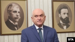 დიმიტარ გლავჩევის კაბინეტი (სურათზე შუაში) არის მეექვსე დროებითი მთავრობა, რომელიც რუმენ რადევმა დანიშნა თავისი პრეზიდენტობის პერიოდში.