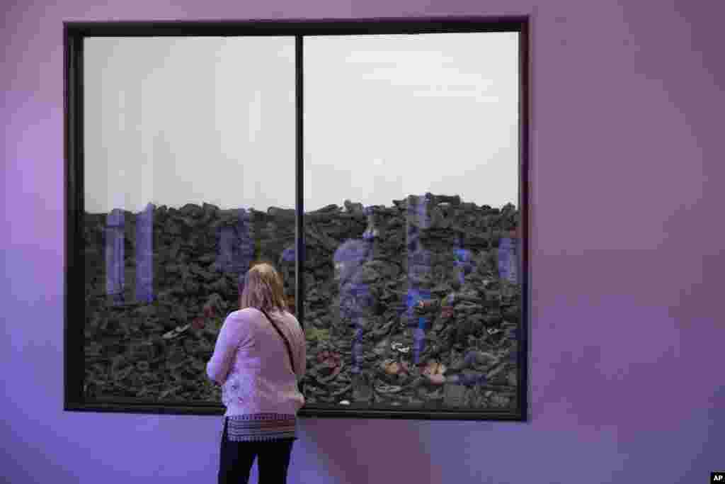 Neke cipele izložene su u velikoj prostoriji pored koje posjetitelji svakodnevno prolaze.