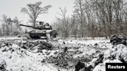 Militari ucraineni din cadrul Brigăzii de Asalt Montană participă la exerciții cu tancuri în regiunea Zaporijia, Ucraina, 11 ianuarie 2024.