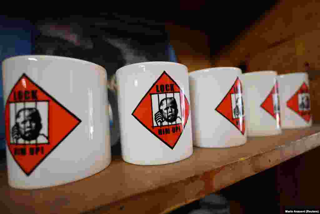 A pénz nagy része olyan árucikkekből származik, amelyek a volt elnök jellegzetes, mogorva képmását használják fel. A bögréken, pólókon, italhűtőkön, tollakon, sapkákon és egyéb termékeken látható kép a Fulton megyei börtönben készült, miután Trump feladta magát, és alig fél óra rabosítási eljárás után óvadék ellenében szabadon távozott