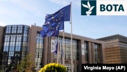 Flamuj të BE-së të vendosur para ndërtesës së bllokut në Bruksel. Fotografi nga arkivi. 