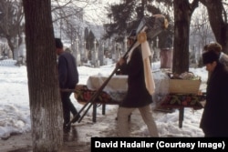 Temetés Iași egyik temetőjében 1988 januárjában