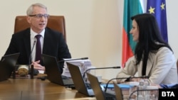 Премиерът Николай Денков и министърката на външните работи Мария Габриел по време на последното за годината правителствено заседание, 28 декември 2023 г.