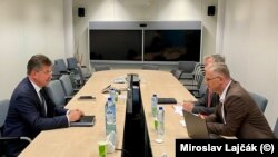 Glavni pregovarač Kosova Besnik Bisljimi (desno) i izaslanik EU za dijalog Kosovo-Srbija Miroslav Lajčak, septembar 2023.