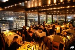 Gosti na večeri i ispijanju popularnog turskog alkoholnog pića od anisa, raki, u ribljem restoranu u kvartu Karakoj, mart 2024.