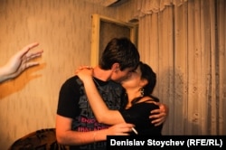 „Запечатвах нашите приятелски събирания - моментите на силни емоции, на еуфория и на интимност“, казва фотографът. Кадърът е от 2011 г.