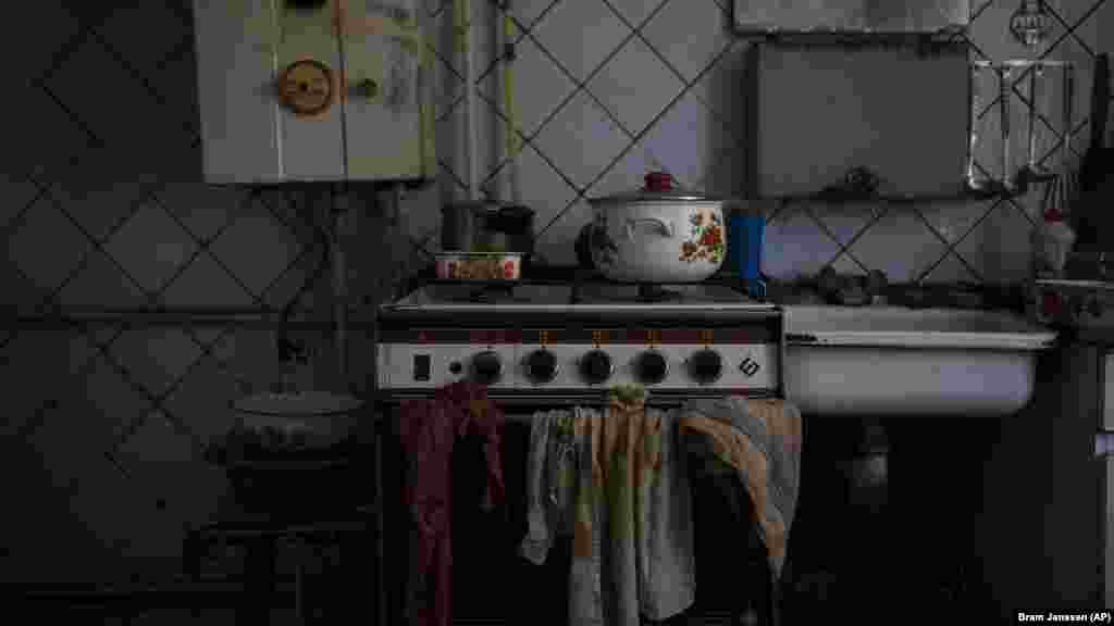 Üres lábosok egy kupjanszki konyhában. Az ukrán vezérkar augusztus 14-én arról számolt be, hogy előző nap harminchárom összecsapásra került sor a környéken, ezért felgyorsították a lakosság kimenekítését