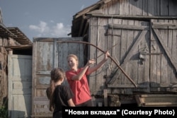 Дети играют во дворе дома Николая Трищенко. Фото: Наталья Лозинская для НВ