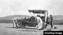 Pană de autoturism în deșertul iranian în timpul expediției întreprinse în 1905 cu trei automobile de prinții George și Emanuel Bibescu.