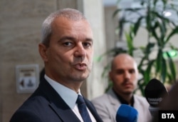 Kosztadin Kosztadinov, az Újjászületés párt oroszbarát vezetője is részt vett az álhírek terjesztésében, és azt állította: „Háború folyik ellenünk”