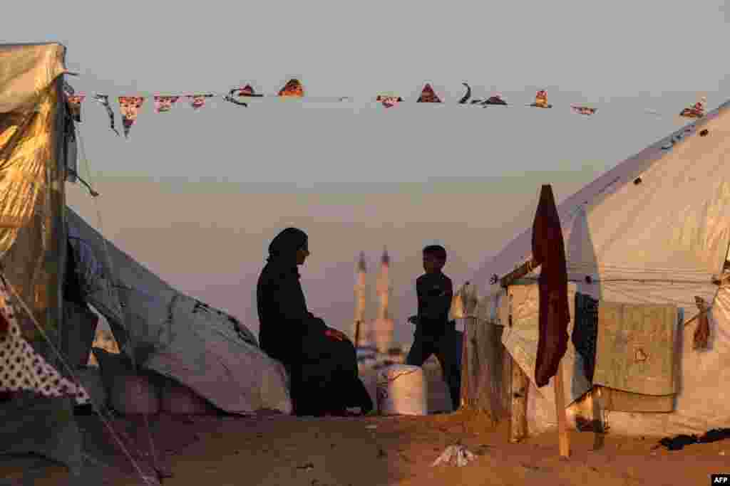 Prizor iz kampa za raseljene Palestince, prvog dana ramazana u Rafahu, 11. marta.