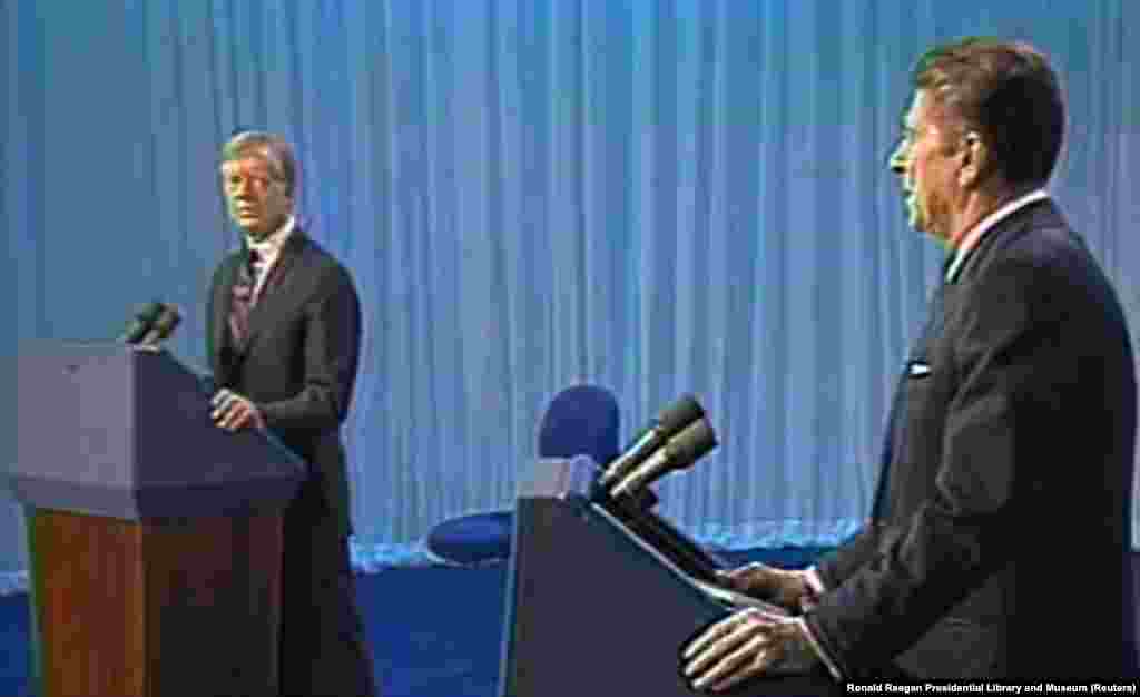 1980: Carter u paraqit në një debat të dytë me republikanin Ronald Reagan, pasi bojkotoi të parin, për shkak të përfshirjes së një kandidati nga partia e tretë &ndash; John Anderson. Presidenti akuzoi Reaganin se planifikonte të shkurtonte financimin për planin e përkujdesjes shëndetësore, Medicare, për amerikanët nga mosha 65-vjeçare. Reagan, i cili më parë ishte ankuar se Carter i kishte keqinterpretuar qëndrimet e tij mbi një varg çështjesh, tha: &ldquo;Ja, përsëri&rdquo;, dhe qeshi, duke nxitur të qeshura në audiencë dhe duke krijuar një frazë të popullarizuar. Reagan fitoi zgjedhjet.