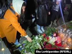 ბათუმი. 16 თებერვალი. ოპოზიციონერი ლიდერის, ალექსეი ნავალნის გარდაცვალების შემდეგ, რუსეთის მოქალაქეები ბათუმში შეიკრიბნენ.