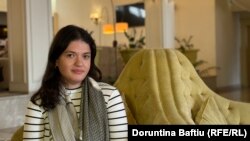 Lauresa Alija, një vajzë e re e komunitetit egjiptian nga Ballkani, ka filluar të punojë si infermiere dy muaj më parë në vendlindjen e saj, në Pejë, Kosovë.