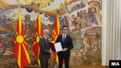Стево Пендаровски, претседател на Северна Македонија, му го врачува мандатот за состав на преодна Влада на Талат Џафери, досегашен претседател на Собранието
