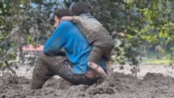 Katër orë nëpër baltë: Gjeorgjiania shpëtohet nga rrëshqitja e dheut