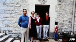 Кралица Маргрете, съпругът й Хенрик и двамата им синове на ваканция във Франция през 1984 г.