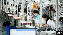 Одна из многочисленных текстильно-галантерейных фабрик в городе Гуанчжоу на юге КНР