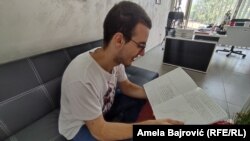 Omer Mihovic pokazuje novinarki RSE beleške gde je vodio evidenciju o tome šta je od neophodne literature za prijemni pročitao, koje zadatke treba da uradi, kako da napiše motivaciono pismo i slične detalje oko prijave.