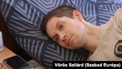 Karsai Dániel, a gyógyíthatatlan ALS-betegségben szenvedő alkotmányjogász az otthonában adott interjút a Szabad Európának 2024. május 16-án
