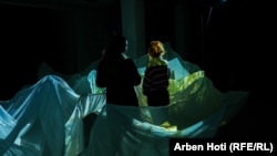 Dve umetnice, Ljuiza Tači i Renea Begoli, na svojoj izložbi.