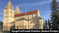 A felújítás részeként bekerítették a templomkertet, ennek nem mindenki örült a településen. A kapu ugyanis csak látogatási időben és a misék alatt van nyitva, míg korábban a helyiek szabadon látogathatták a kertet