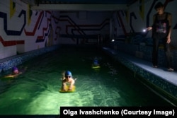 Djeca pohađaju čas plivanja tokom nestanka struje u Harkivu 8. aprila.