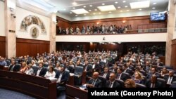 Пратеници на пленарна седница на Собранието 