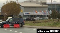 Bllokimi për qarkullim i disa rrugëve afër objektit ku mbahet samiti, në Shkup.