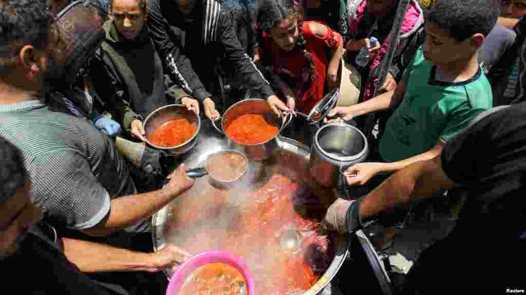 Jótékonysági konyha Hán Júniszban 2024. június 19-én. A gázai éhínség a háború következménye. A&nbsp;Hamász október 7-i, Izrael elleni támadására válaszul adott izraeli offenzíva eddig 37 ezer palesztin életét követelte, és elpusztította a gázai mezőgazdasági területek nagy részét