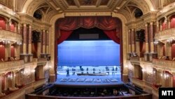 A Magyar Állami Operaház megújult nézőtere a 2022/2023-as tematikus évadot bejelentő sajtótájékoztató napján, 2022. március 11-én