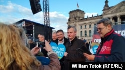 Manifestație AfD lângă clădirea Bundestagului, la Berlin (foto: William Totok)