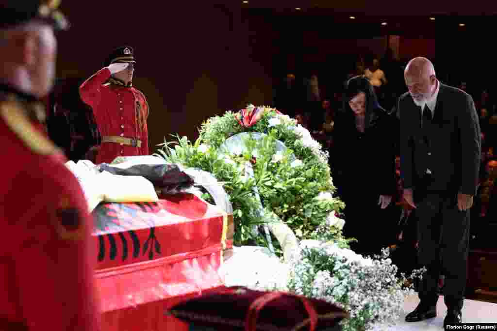 Kryeministri i Shqipërisë, Edi Rama, duke bërë homazhe para arkivolit të shkrimtarit.&nbsp; &quot;Kadare jetoi si dëshmitar i një fjale për të cilën mori tërë lëvdatat dhe nderimet e mundshme të botës dhe tërë smirën dhe sharjet e mundshme të vendit që e lindi...&nbsp; Ai erdhi, shkroi dhe iku. Ne i kemi vetëm një detyrim: t&rsquo;ia respektojmë ikjen&quot;, tha Rama. &nbsp;