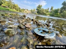 Vrbas je izuzetno plitak i ispod banjalučke tvrđave Kastel u užoj gradskoj jezgri.