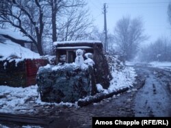 Hóember egy ukrán katonai állásban a kelet-ukrajnai Zolote városánál
