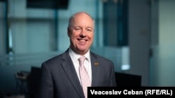 Fostul ambasador american în R. Moldova, Kent D. Logsdon, în vizită la biroul Europei Libere din Chișinău, în februarie 2024, pentru un interviu la doi ani de la invazia rusească pe scară largă în Ucraina. 