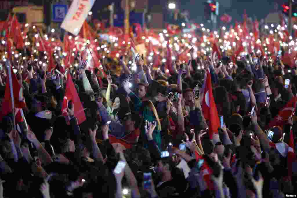 Pristalice CHP-a slave izbornu pobjedu u Istanbulu, 31. marta 2024. Nakon 79 posto prebrojanih glasova, kako prenosi AFP, Imamoglu ima 50,5 posto dok njegov glavni protivnik iz vladajuće Erdoganove stranke Partije pravde i razvoja (AKP) ima 40,7 posto.