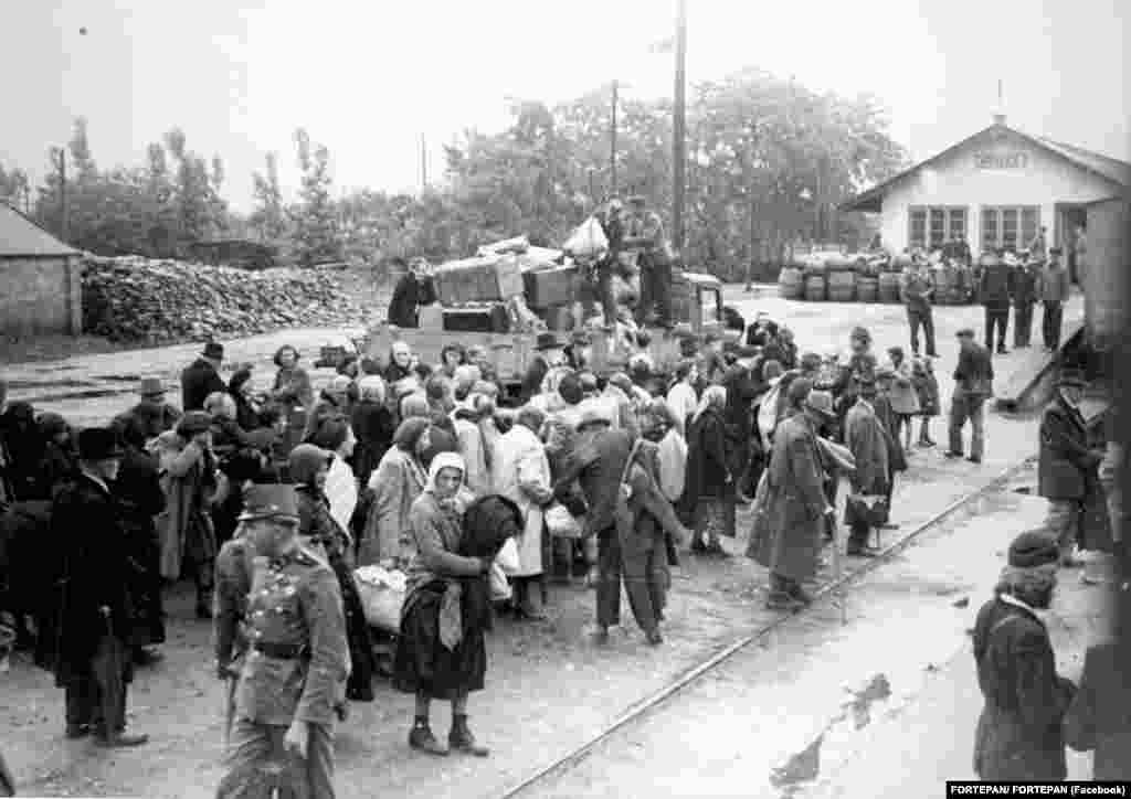 &bdquo;Gettósítás: első szakasz: 14&nbsp;napi élelmet, továbbá legfeljebb 50&nbsp;kg-os poggyászt, amelyben az ágyneműk, takarók, matracok súlya is benne foglaltatnak, vihetnek magukkal. Pénzt, ékszereket, arany- és más értéktárgyakat nem&rdquo; &ndash; részlet a Baky László belügyi államtitkár által jegyzett rendeletből, amely alapján 1944. április 16-án megkezdődött a magyarországi zsidóság gettókba zárása