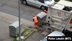 Konténeres hulladékgyűjtő tartályokat ürítenek Budapesten 2023. április 29-én (képünk illusztráció)