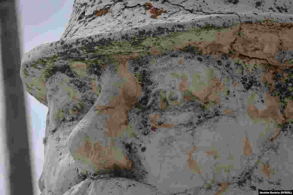 Ky bust, që është kritikuar shpesh për pamjen e tij, ka nxitur edhe kritika ndaj institucioneve komunale e qendrore që nuk e kanë zëvendësuar atë me një tjetër.