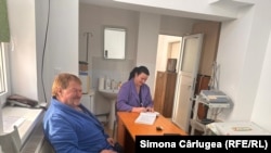 Doctorul Ion Duță și asistenta medicală Carmen Oiță în centrul de permanență din Ghercești, Dolj.