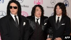 Джийн Симънс, Пол Стенли и Томи Тайър пристигат за бала Carousel of Hope в Бевърли Хилс, Калифорния, 20 октомври 2012 г.