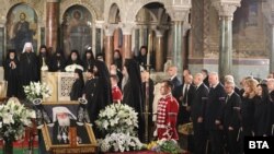 Румен Радев, Росен Желязков, Николай Денков, Илияна Йотова и Мария Габриел по време на заупокойната молитва за патриарх Неофит