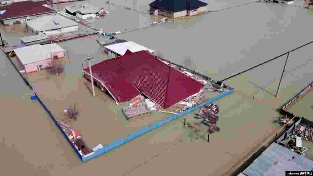 Radio Slobodna Evropa je snimio ekskluzivni video&nbsp;sela Bersiev, koje je skoro u cijelosti potopljeno. Samo 18 od 236 kuća je još uvijek pogodno za stanovanje. Vanredno stanje je proglašeno u 10 od 17 regiona zemlje, navodi TASS.