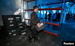 Radnik trezora nosi kutiju sa sjemenjem u glavno skladište, 26. februara 2008.