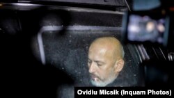 Cornel Dinicu, patronul Fermei Dacilor, este transportat cu masina de politie de la sediul Parchetului de pe langa Tribunalul Prahova, dupa ce a fost retinut pentru 24 de ore, Ploiesti, marti 2 ianuarie 2024. Inquam Photos / Ovidiu Micsik