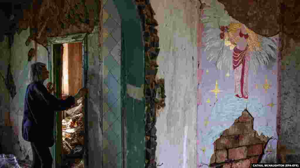 Kur çifti u kthye në pranverën e këtij viti, ai gjeti kurthe të lidhura me tri granata. Megjithatë, kjo nuk i ka ndalur Irynan dhe bashkëshortin e saj që ta rimbjellin oborrin e tyre, ta lyejnë sërish fasadën e dëmtuar dhe ta rindërtojnë shtëpinë e tyre familjare, ku ata i kanë rritur djemtë e tyre.