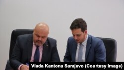 Sporazum su potpisali Saudin Sivro, predsjednik Sindikata osnovnog obrazovanja i odgoja KS i Nihad Uk, predsjednik Kantonalne vlade.