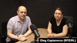 Jurnalistul Europei Libere Eugen Urușciuc și experta anticorupție Mariana Kalughin.