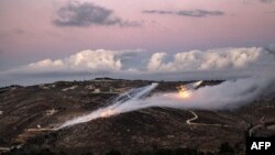 Një predhë e artilerisë e lëshuar nga Izraeli godet një cak afër qytetit kufitar Odeiseh, në jug të Libanit. 17 nëntor 2023. 